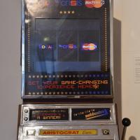 Einarmiger Bandit mit der Aufschrift Local Crisis Machine, Frontalansicht