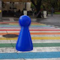 regenbogen-zebrastreifen, menschengroße mensch-ärgere-dich-nicht-figur