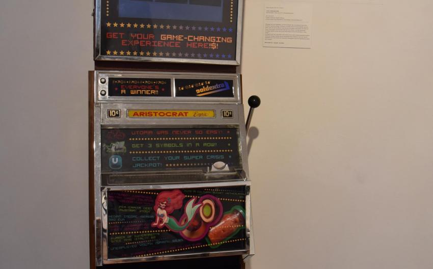 Einarmiger Bandit mit der Aufschrift Local Crisis Machine, seitliche Ansicht