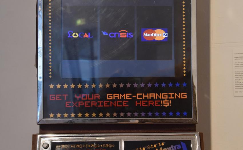 Einarmiger Bandit mit der Aufschrift Local Crisis Machine, Frontalansicht