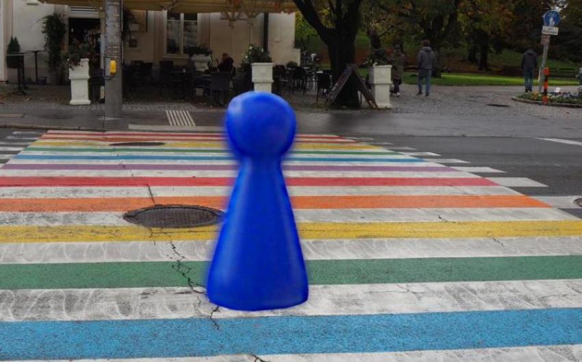 regenbogen-zebrastreifen, menschengroße mensch-ärgere-dich-nicht-figur