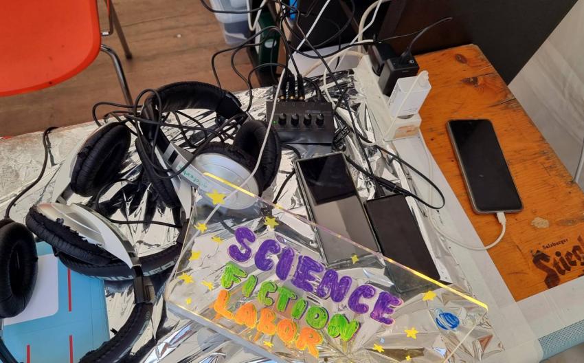 Kopfhörer, Smartphones und ein Schild