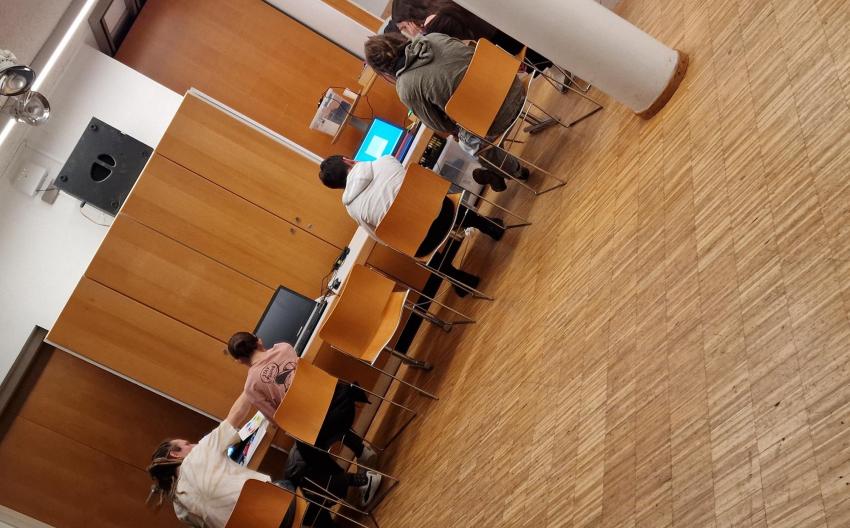 Kinder beim Programmieren ihrer Games