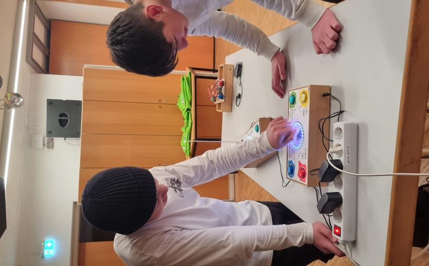 Die Game-Entwickler Ibrahim und Adis testen die Game-Box