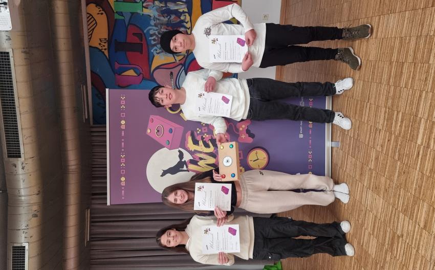 Die jungen Game-Entwickler*innen mit ihrer Urunde