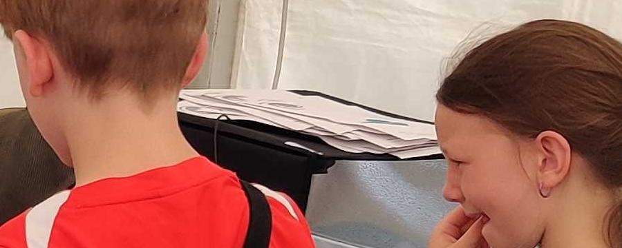 Kinder am Computer bei der Kinderstadt 2024